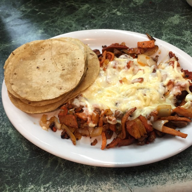 Fortachon ( bistec ,tocino,jamon ,cebolla y queso )