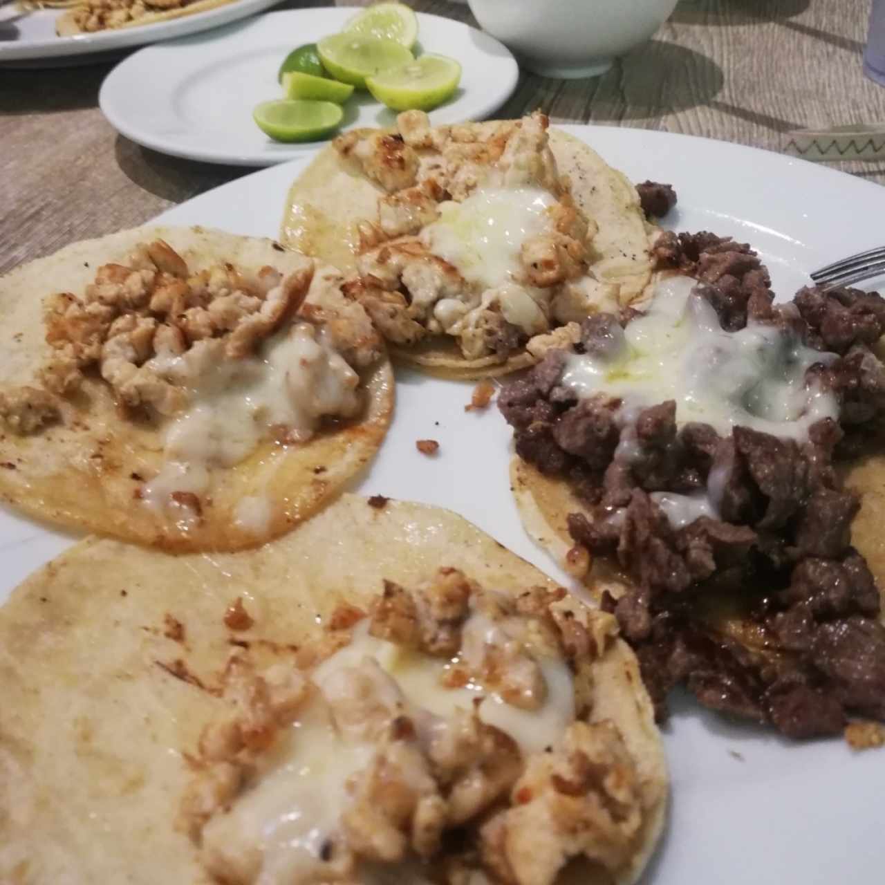 tacos de pollo y bistec en tortilla de maíz con queso