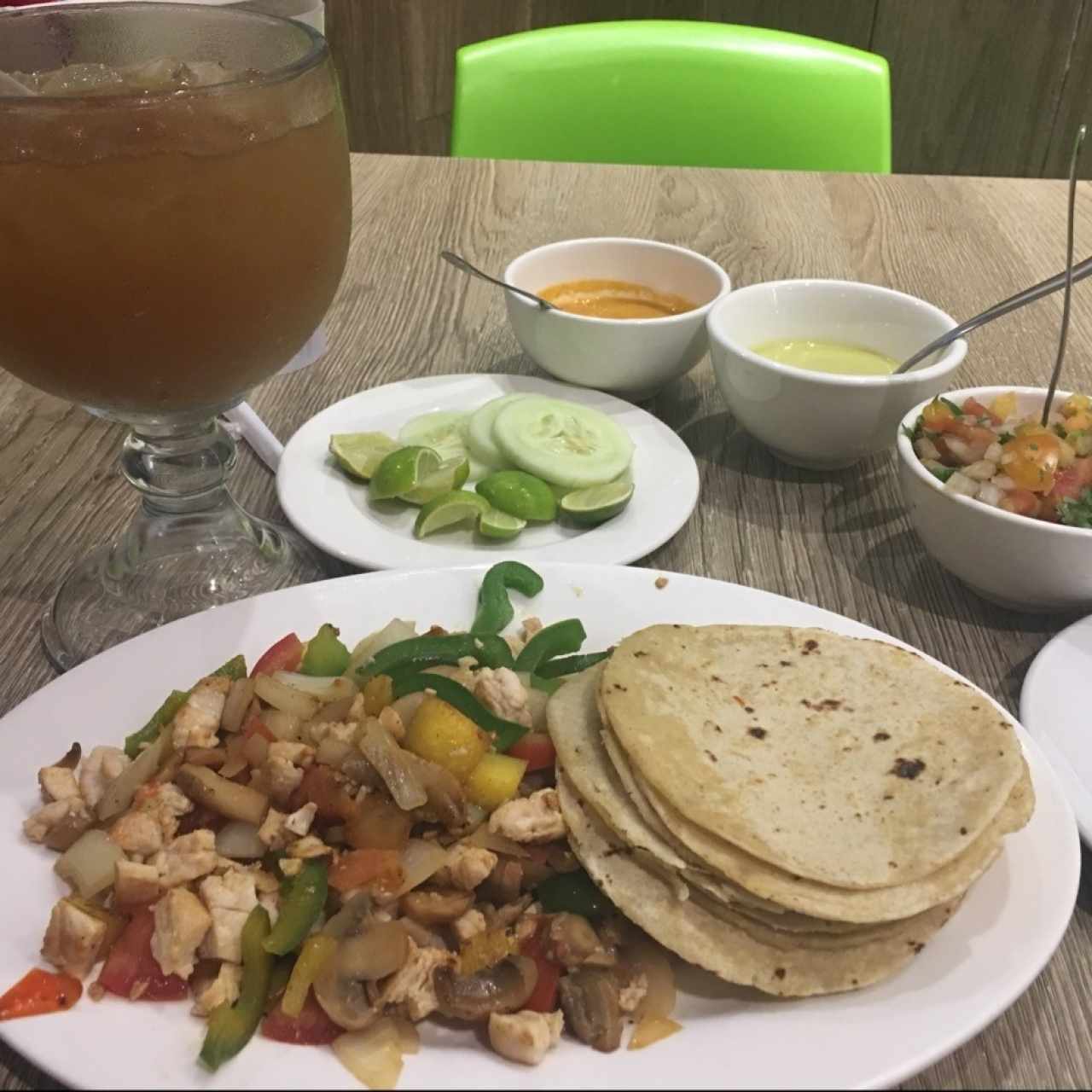 alambre de Pollo con Jugo de Tamarindo