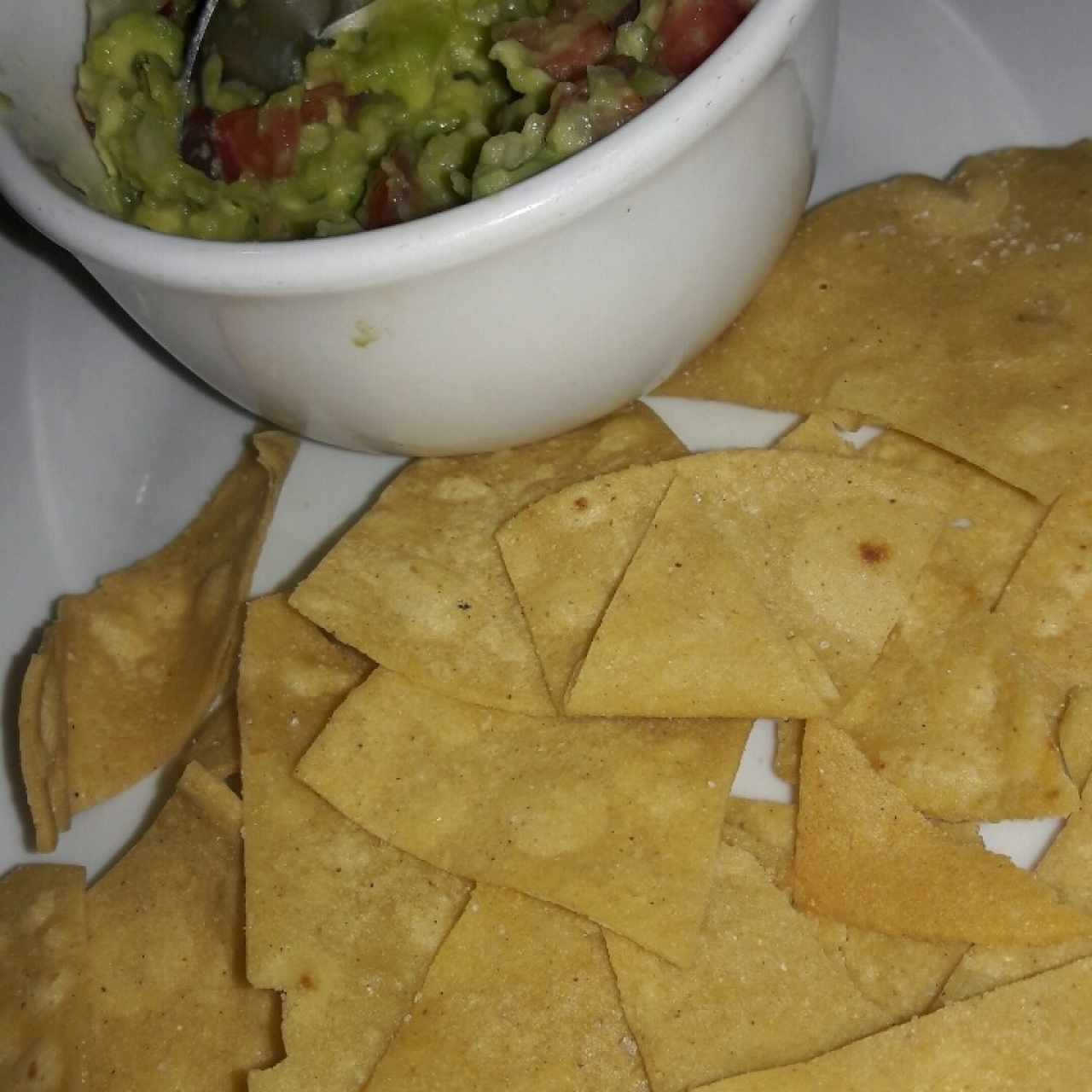 guacamole con totopos