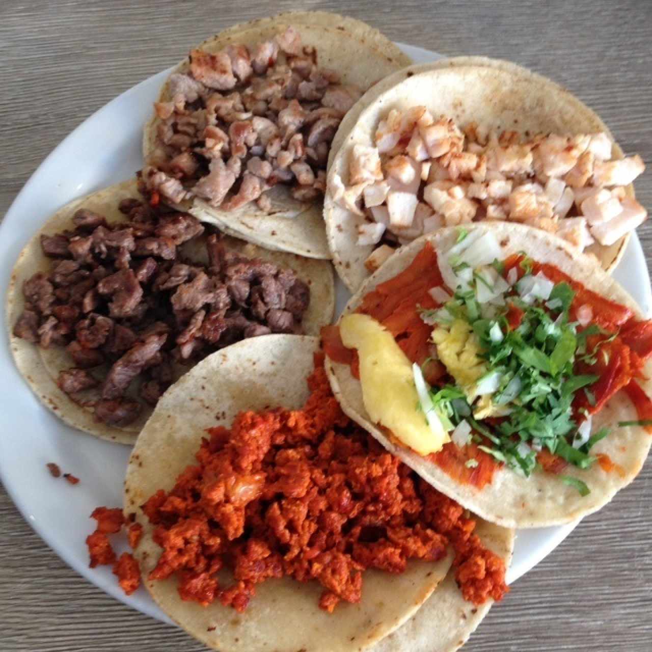 tacos variados con tortilla de maiz