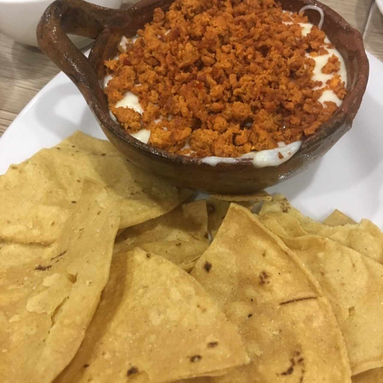 Queso fundido con chorizo