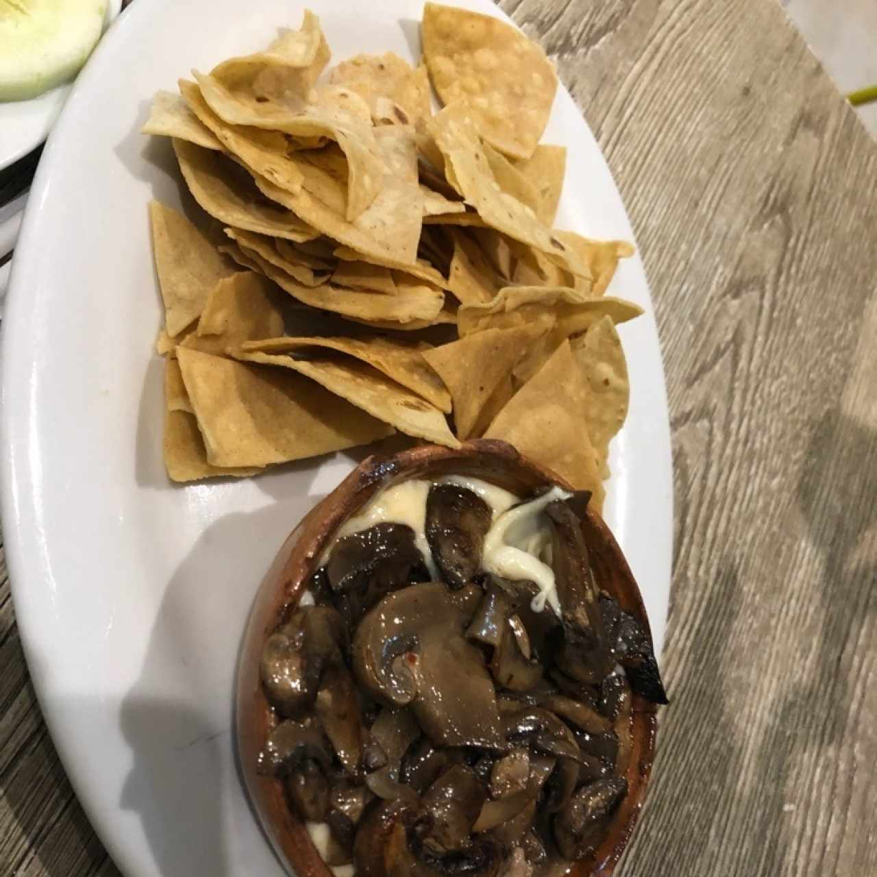 queso fundido con champiñones