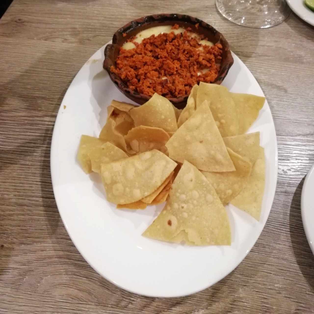 queso fundido con chorizo 