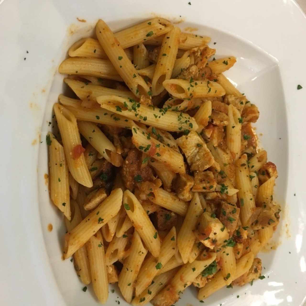 pasta corta con pollo en salsa roja