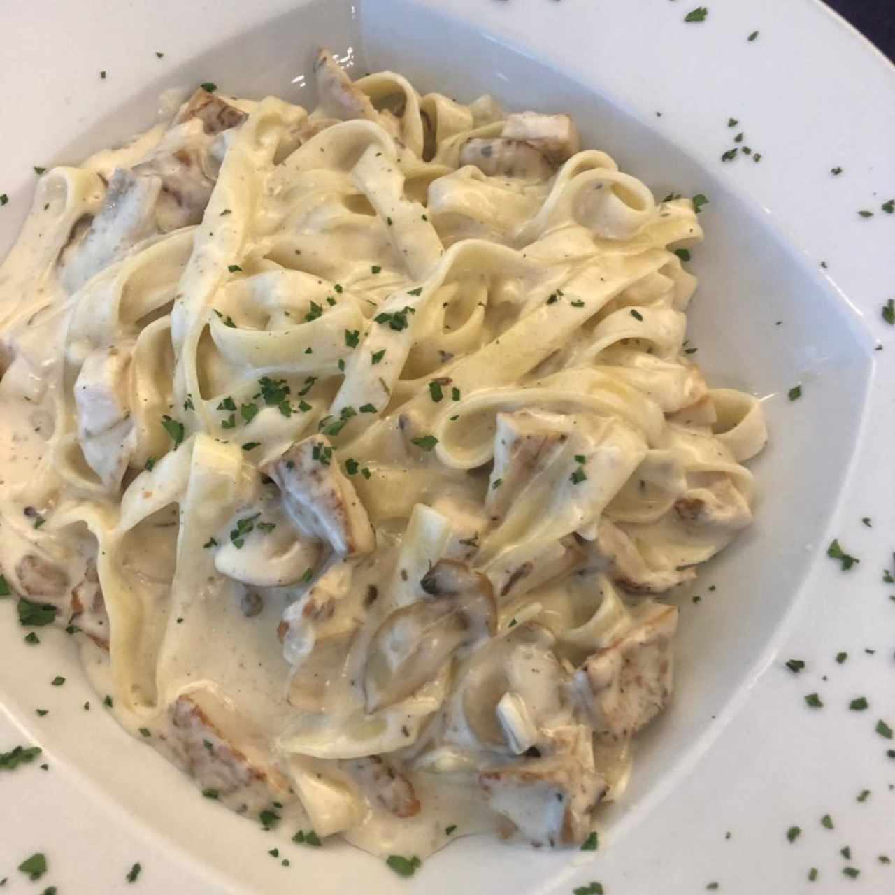 Fetuchini con pollo en salsa blanca con hongos.