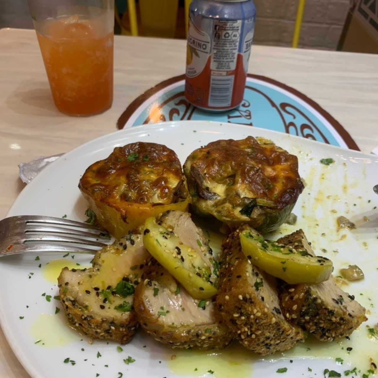 atun empanizado con pimentones rellenos gratinados