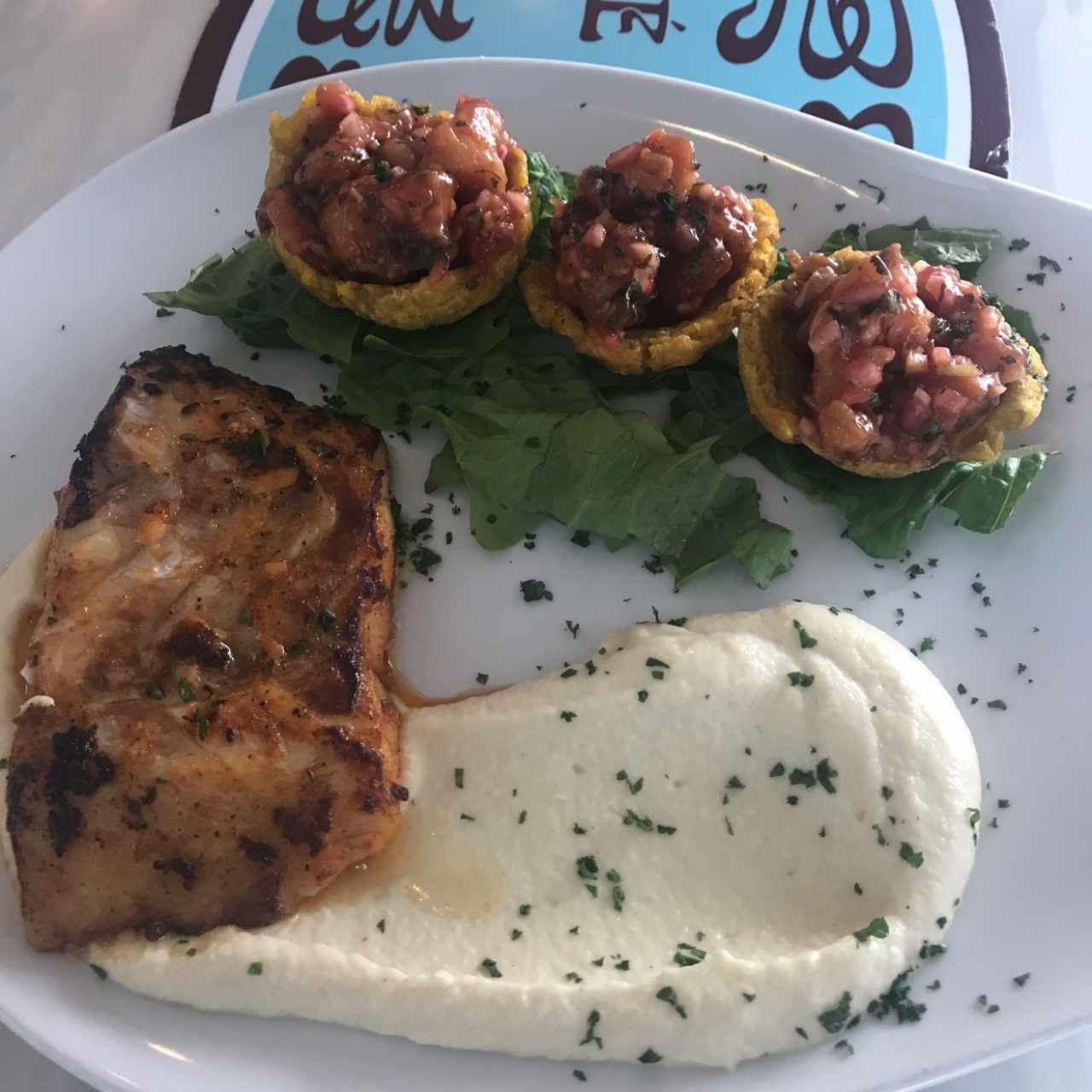 corvian a la plancha con pure de brocoli y patacones relleno