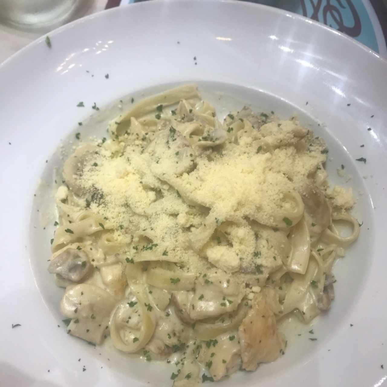 Pasta larga con pollo en salsa blanca con hongos