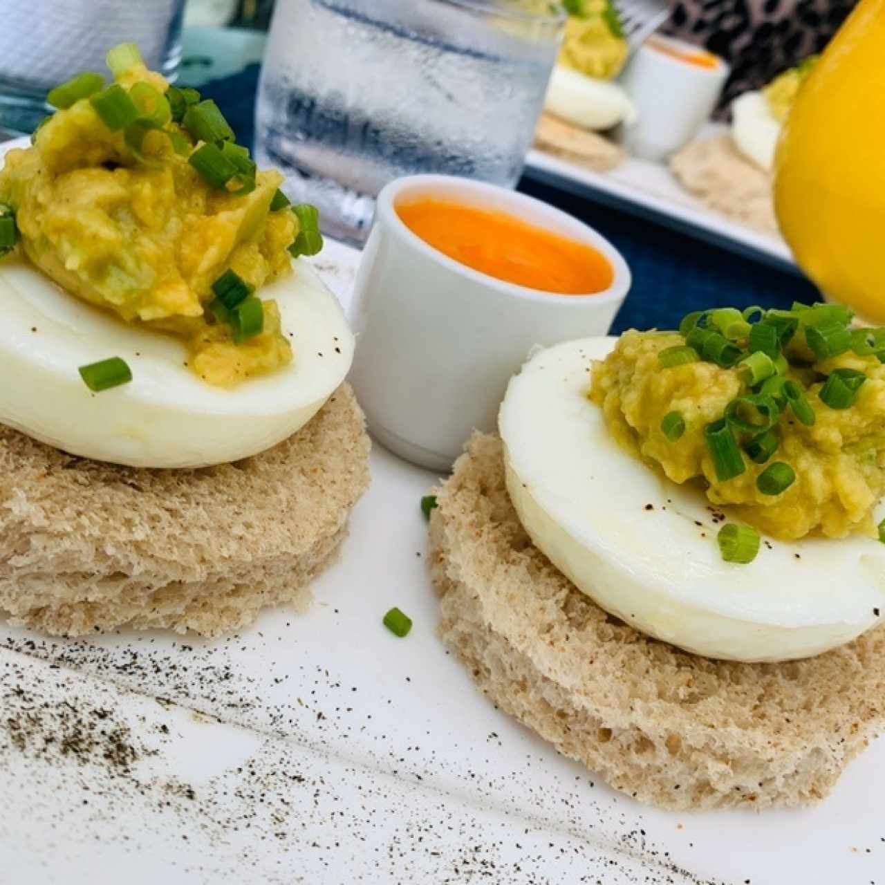 Huevos benedictinos con pan tostado y mouse de aguacate