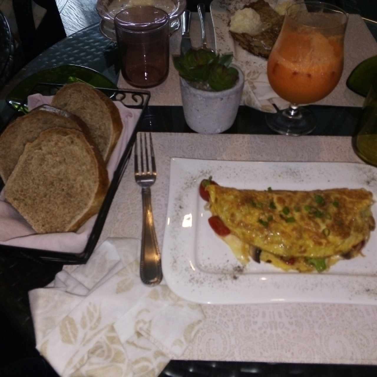 Omelette de vegetales con queso y canasta de pan integral