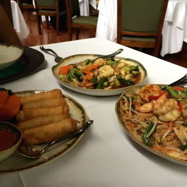 Phad thai, verduras y springroll