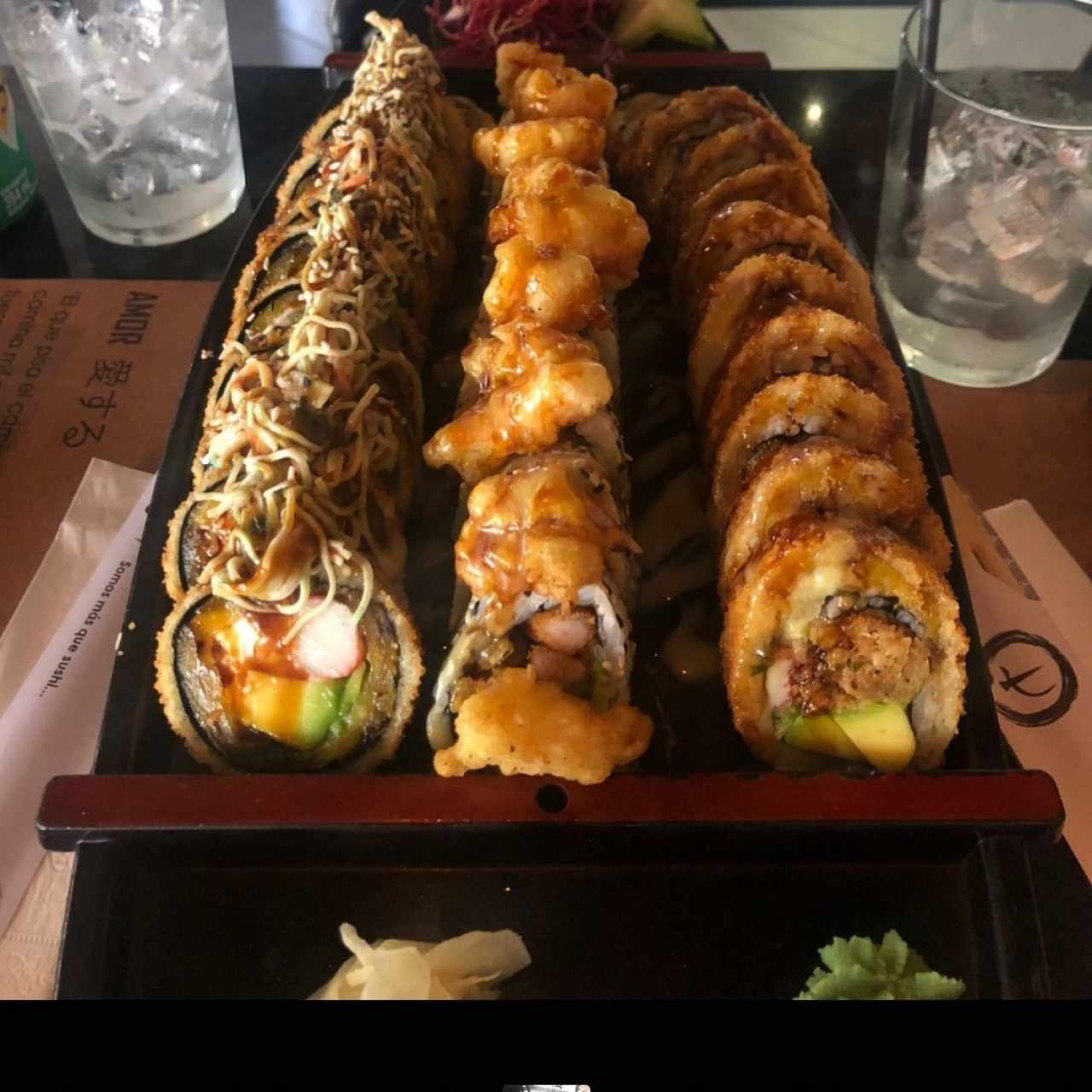 3 rollos diferentes de sushi, en un barquito para compartir. 