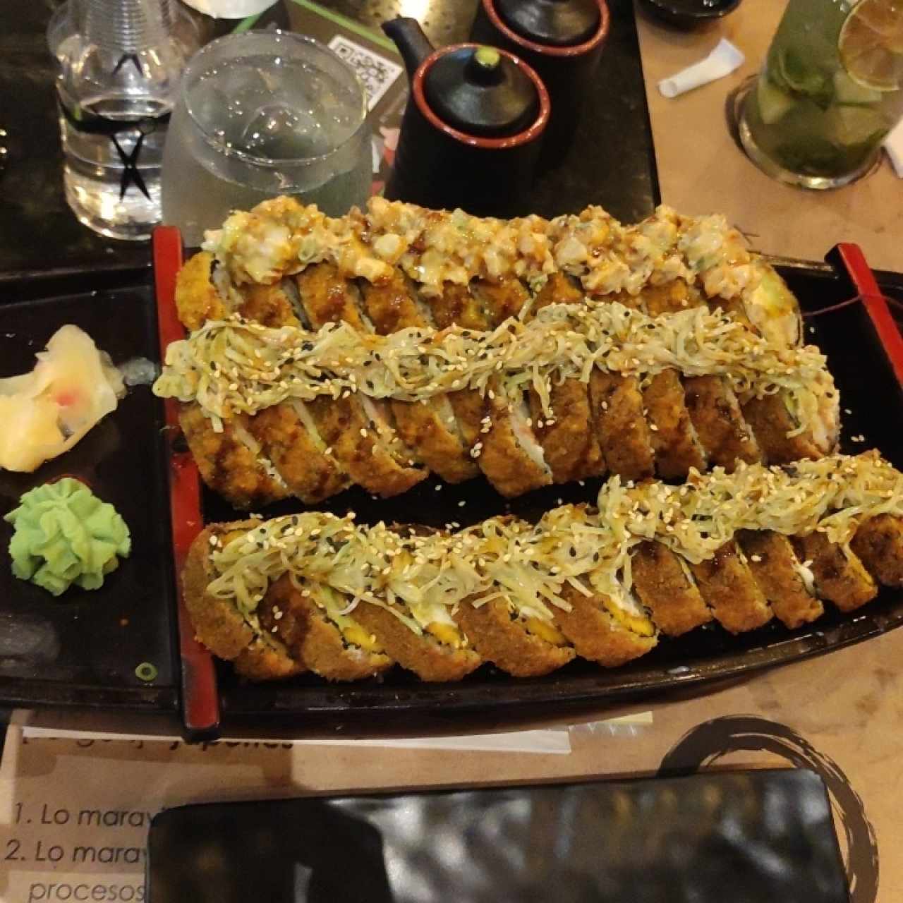 un barco de 3 tipos de Sushi 