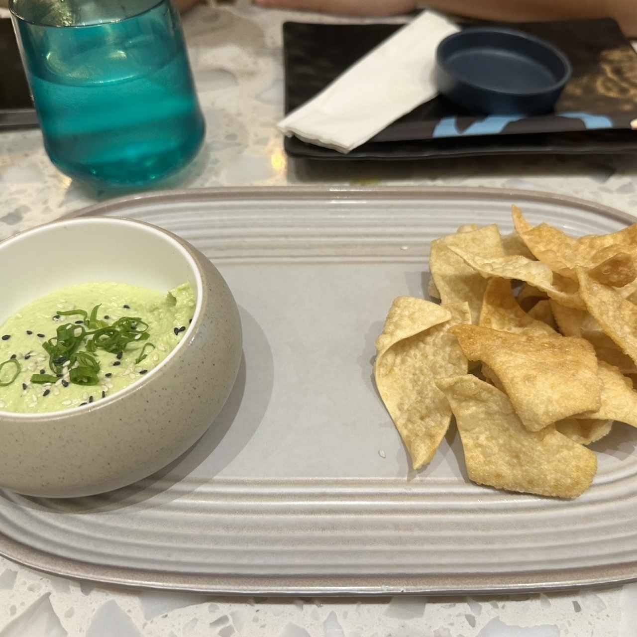 Humus edamame con tortillas