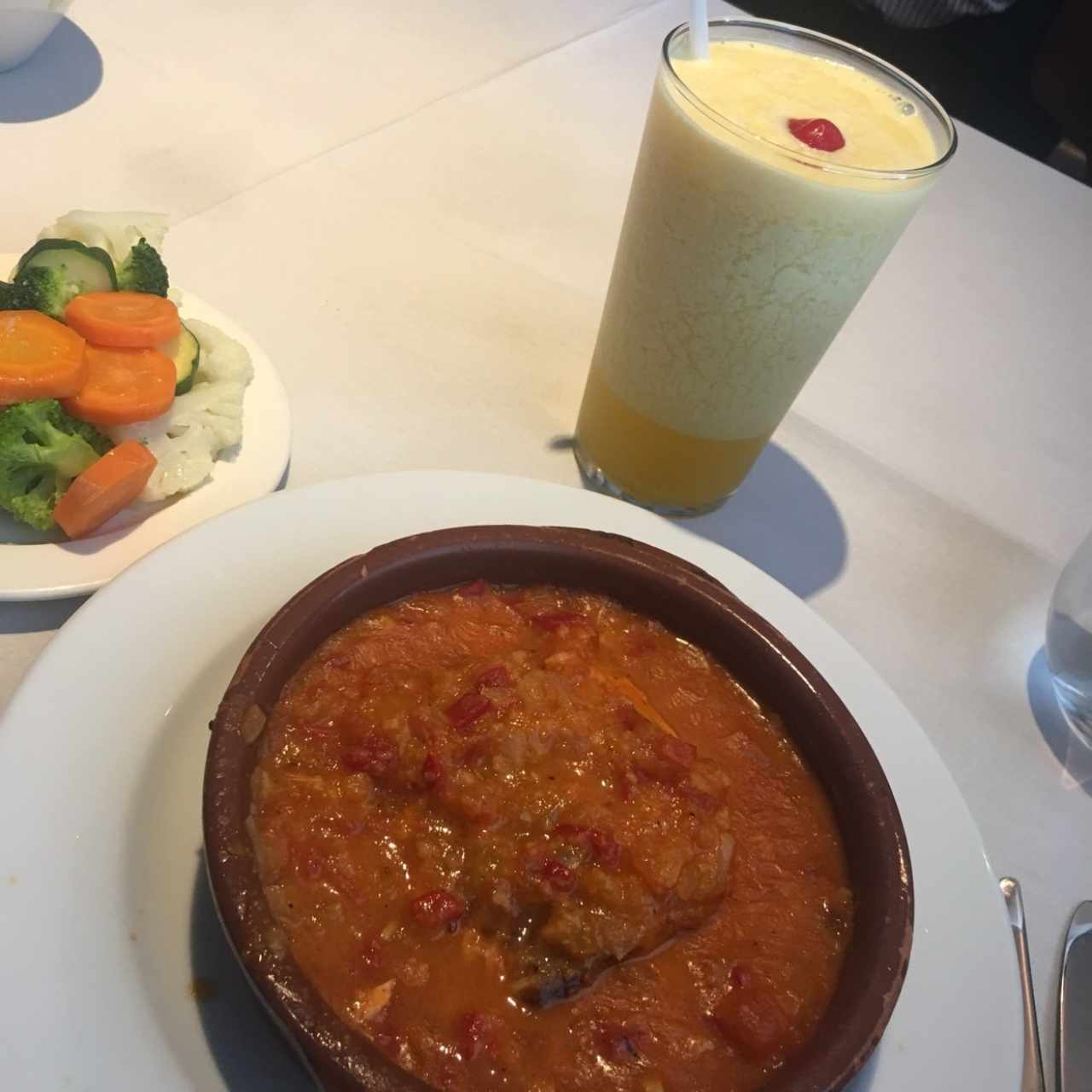 Salmón a la Bizcaína con vegetales hervidos y smoothie de maracuyá