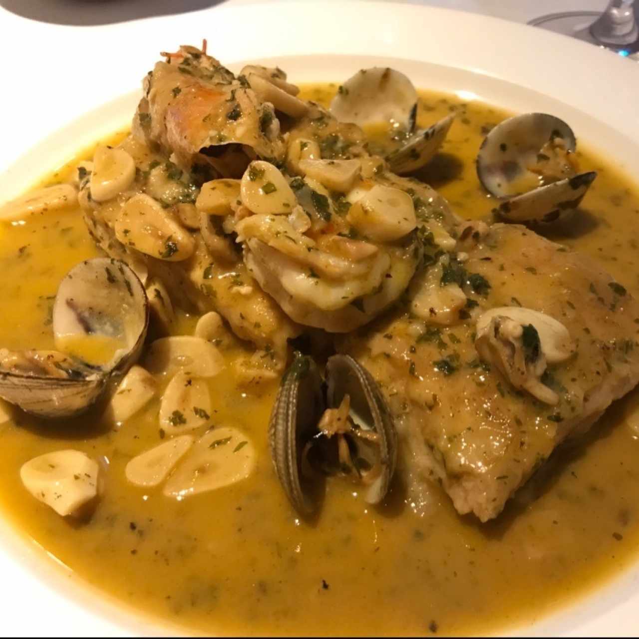 Corvina a la Vasca con langostino y almejas