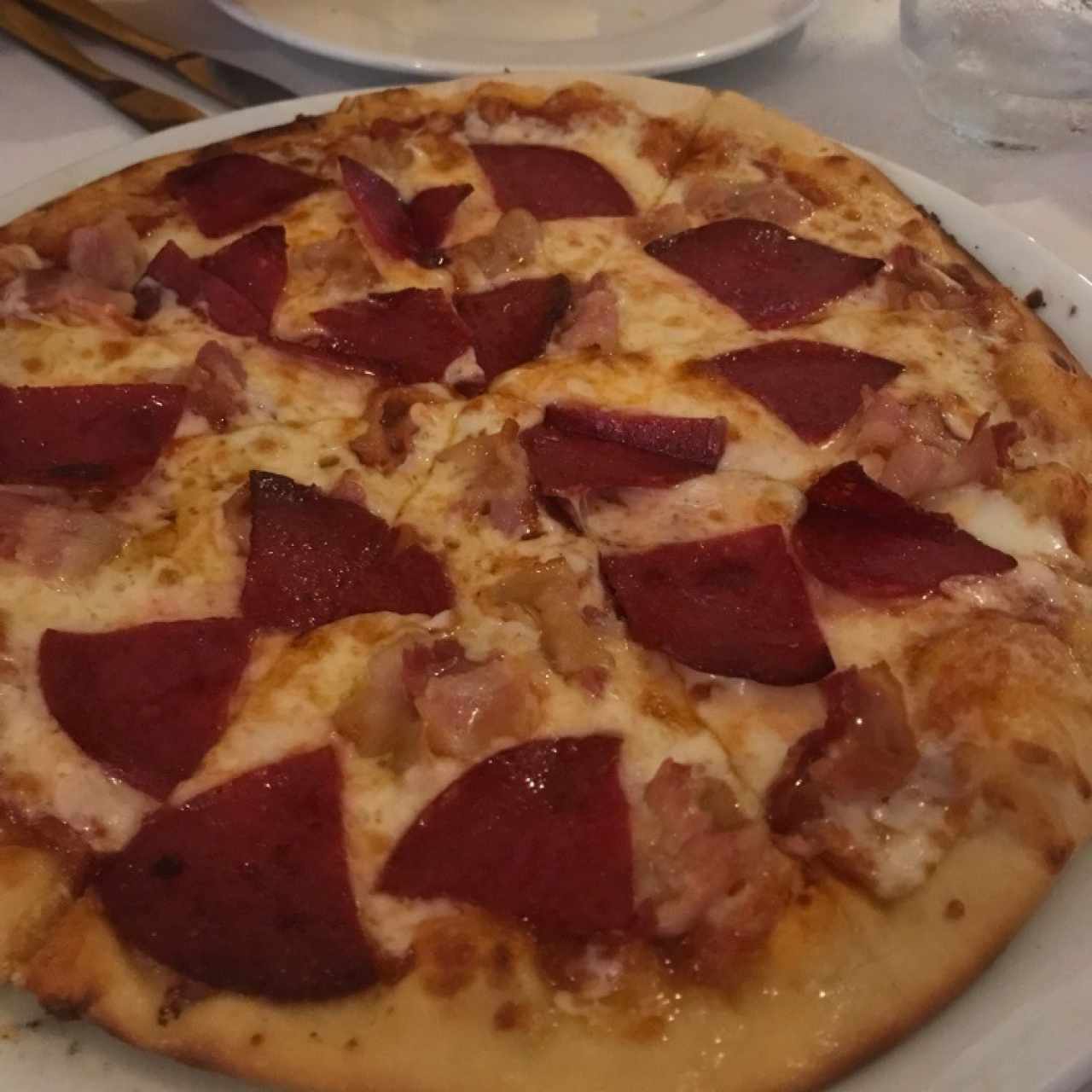 pizza de pepperoni y bacon 