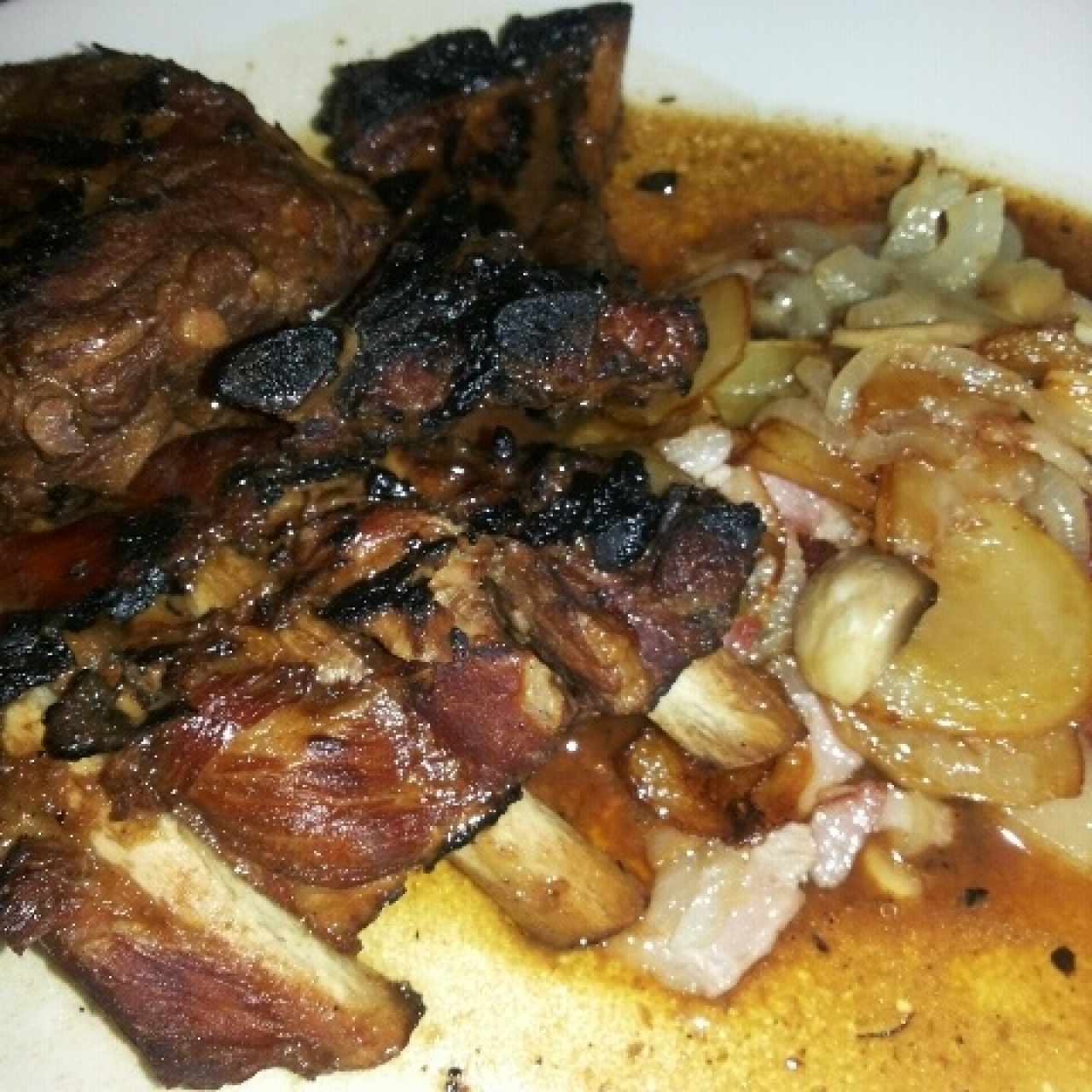 Costillas de cerdoasadas a baja temperatura con salsa barbacoa casera y papas panaderas