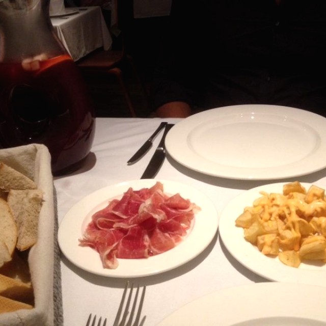 Tapas - Jamón Serrano + papas bravas