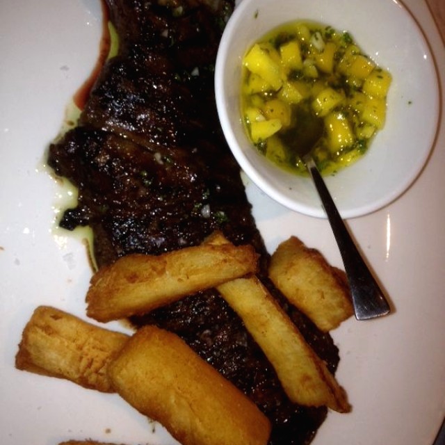 Entraña Marinada Asada Con Yuquitas Fritas Y Chimichurri De Mango