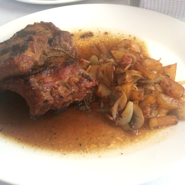 Costillas De Cerdoasadas A Baja Temperatura Con Salsa Barbacoa Casera Y Papas Panaderas