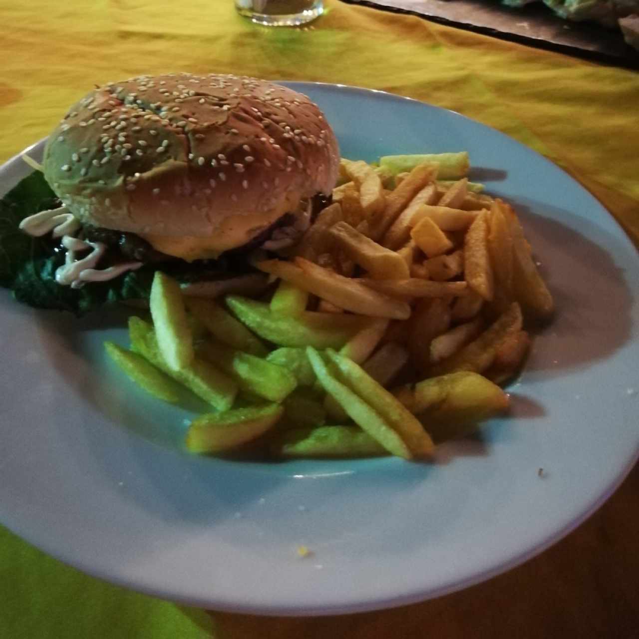 Hamburguesa con queso y hongos