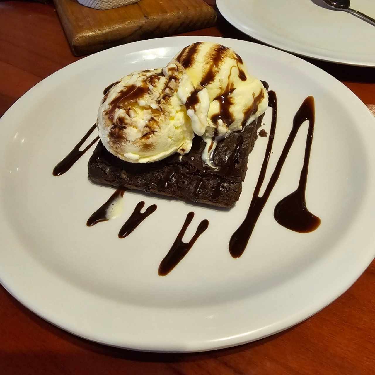 POSTRES - BROWNIE CON HELADO