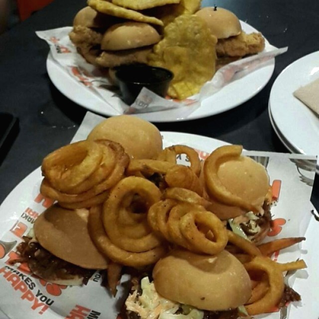 Mini Burger de Puerco BBQ con Papas Fritas & Mini Burger de Pollo con Patacones