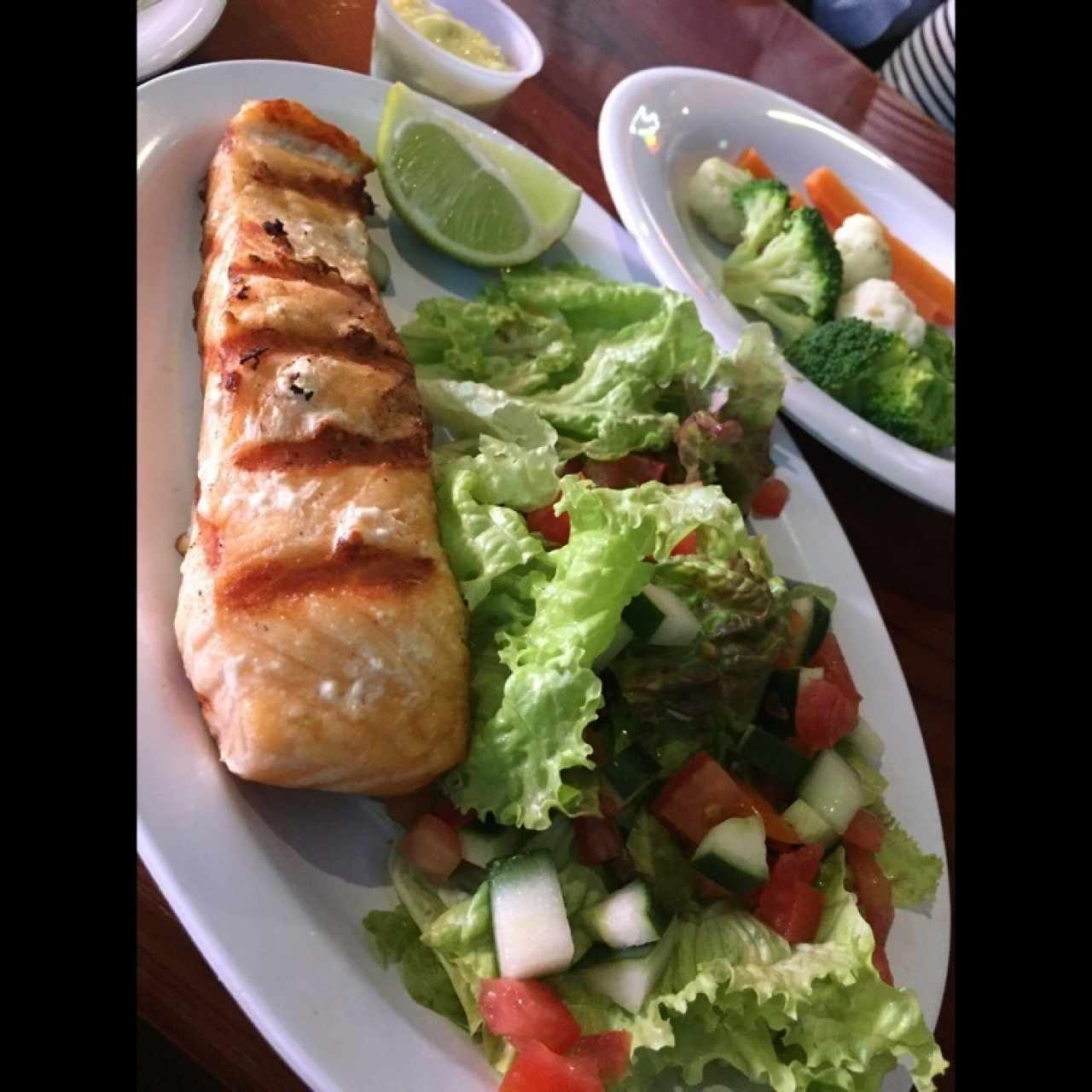 Salmón al Grill con ensalada y extra de vegetales 