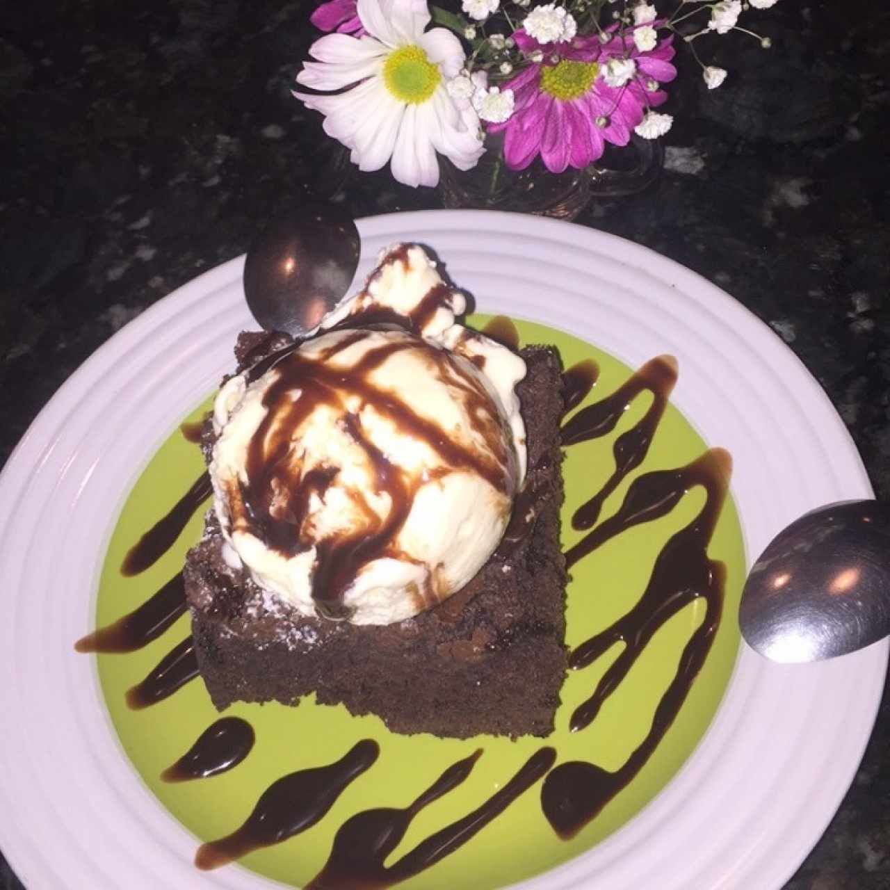 Brownie con helado 