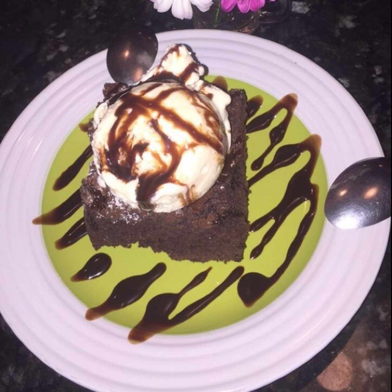 brownie con helado