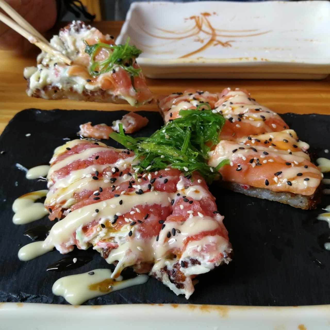 sushi pizza salmón y tuna
