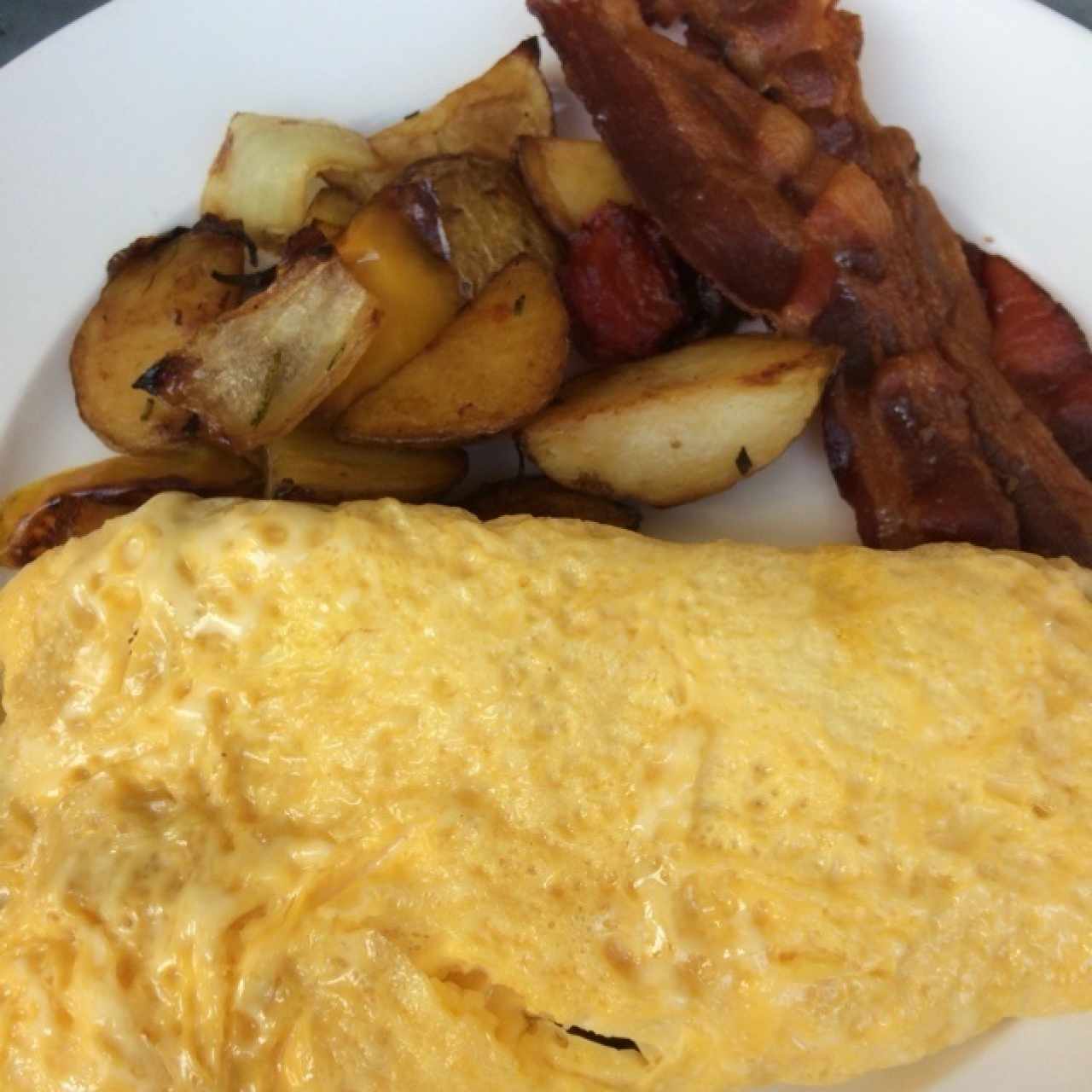 Huevos al gusto con papas y tocino