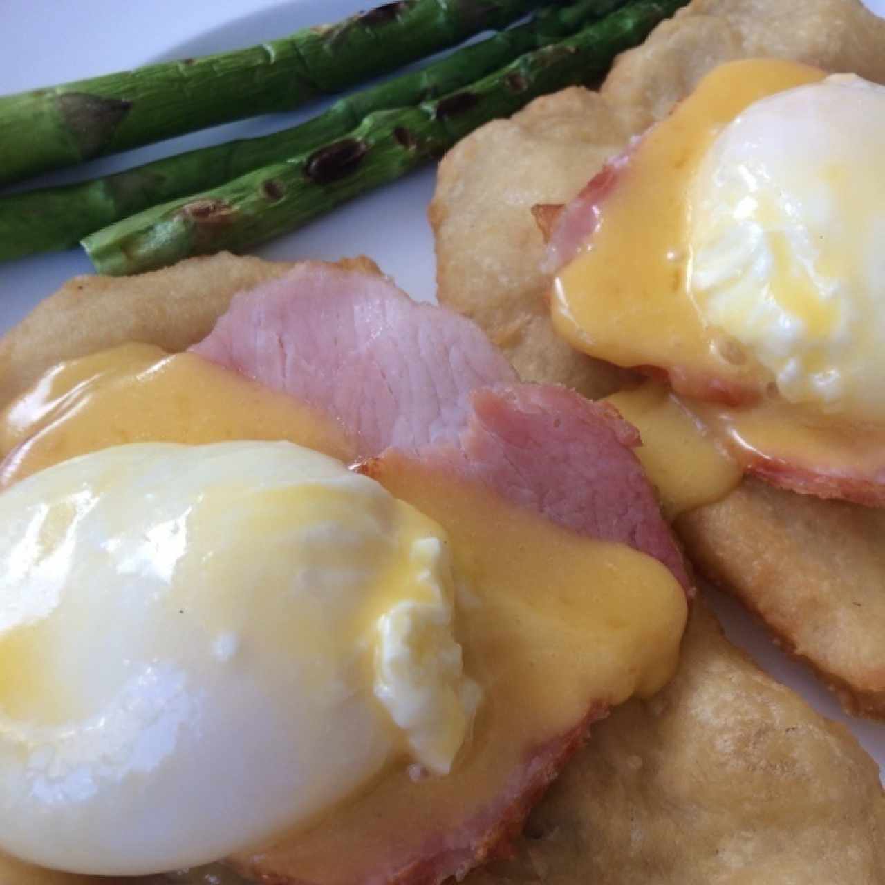 Huevos benedictos con hojaldre y jamón