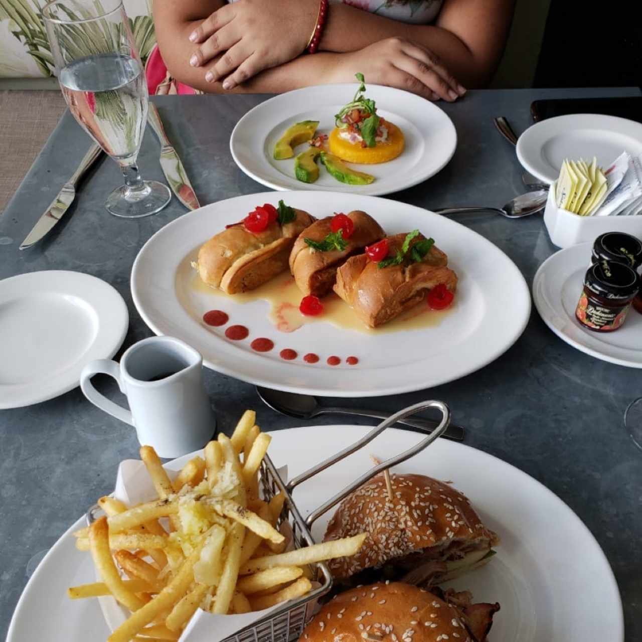 hamburguesa de pavo, tostada francesa con jarabe de ron ponche, tortilla con queso de cabra y aguacate