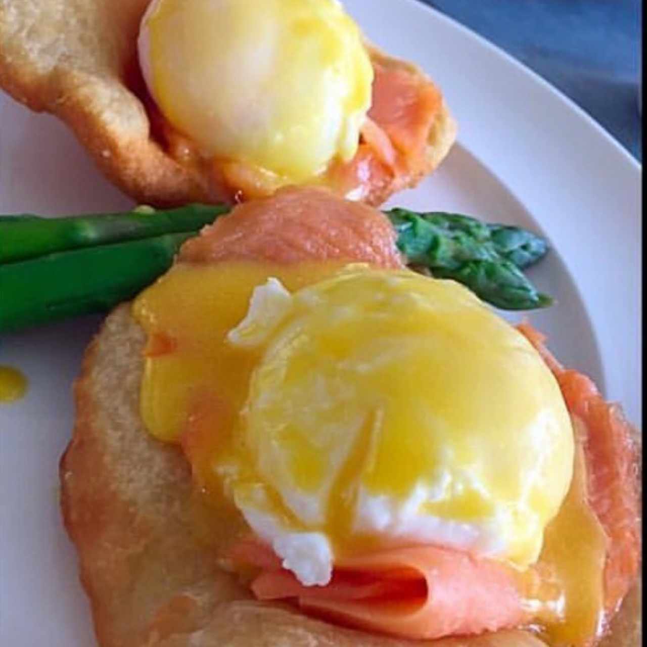 hojaldres con eggs benedicts y salmon