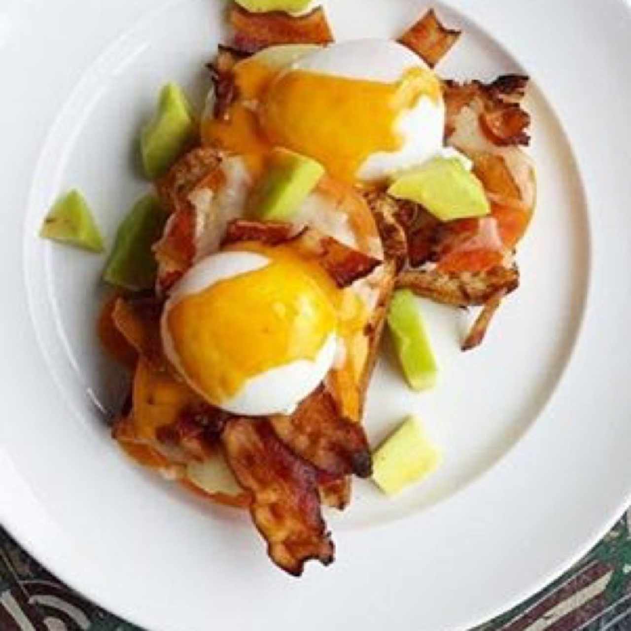 huevo benedictos con aguacate y bacon