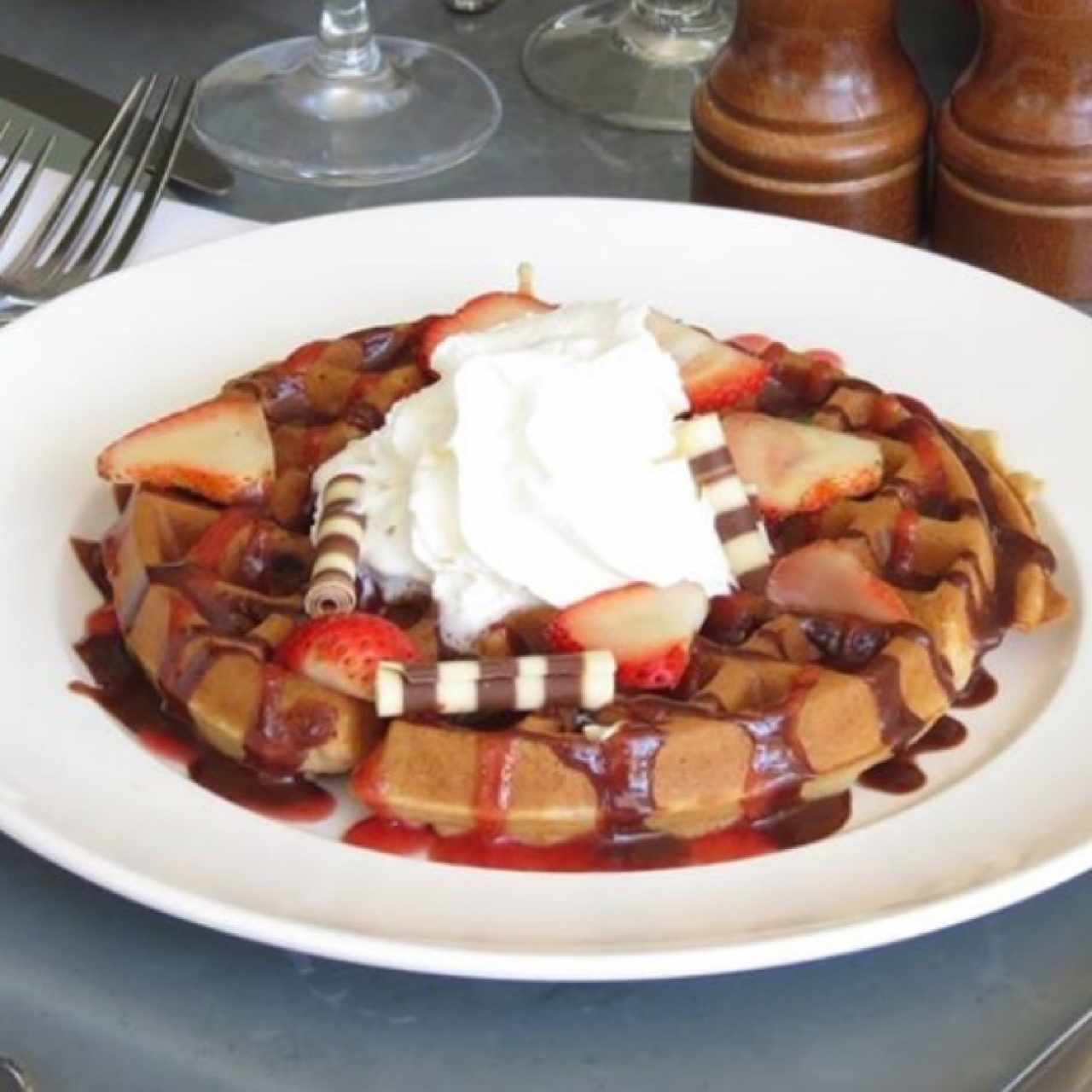 waffle con fresas y chocolate