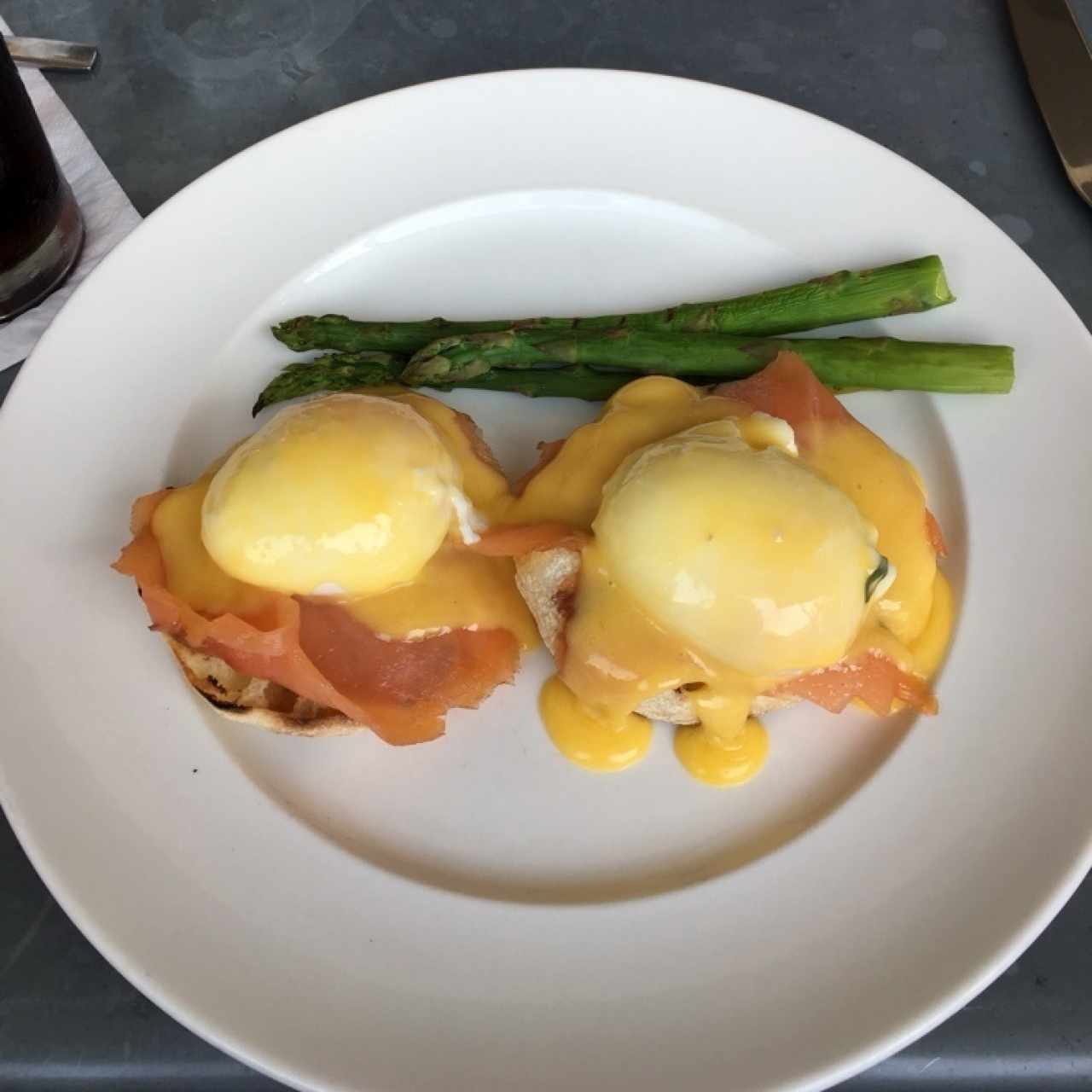 Huevos benedictos con salmón