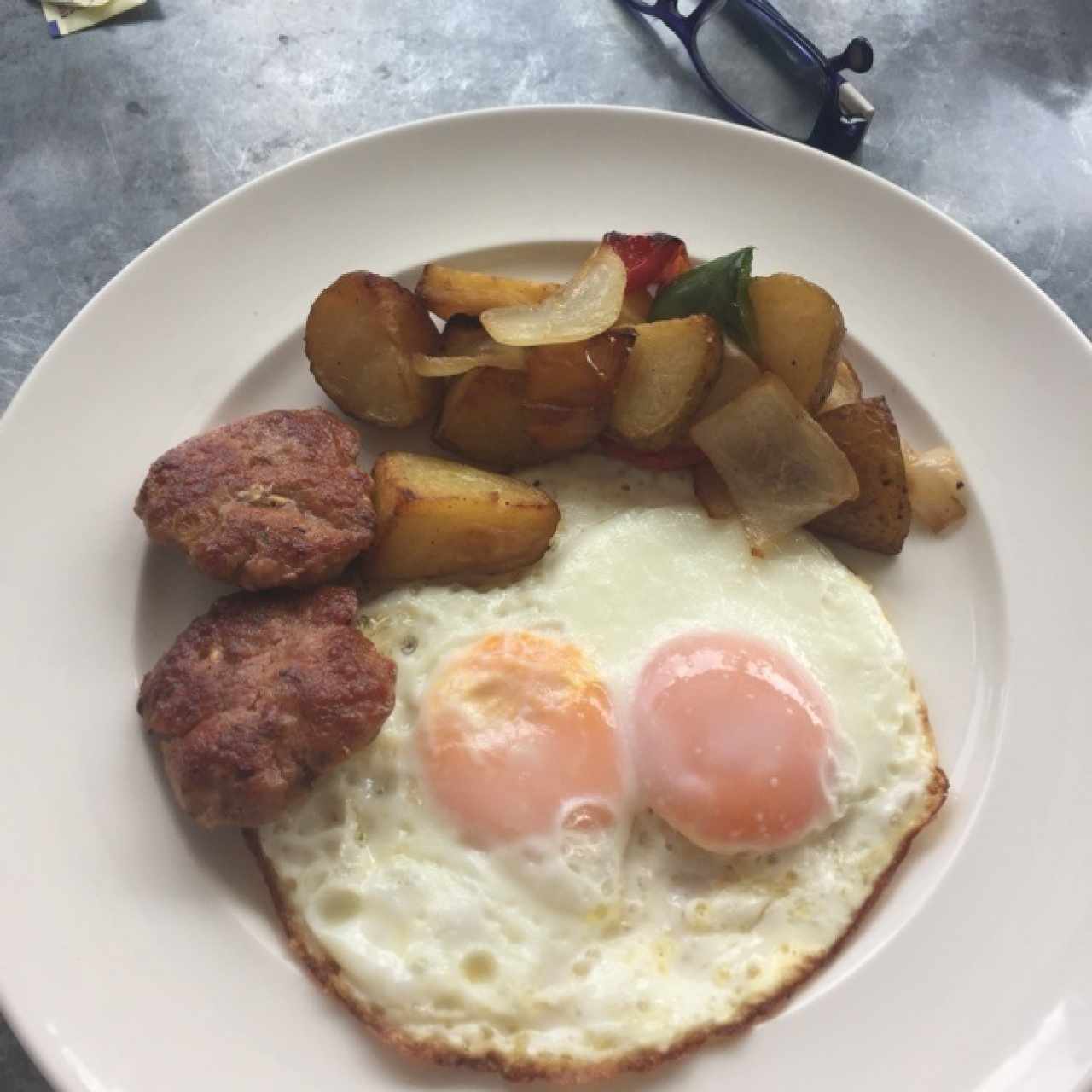 huevos al gusto con papas horneadas .