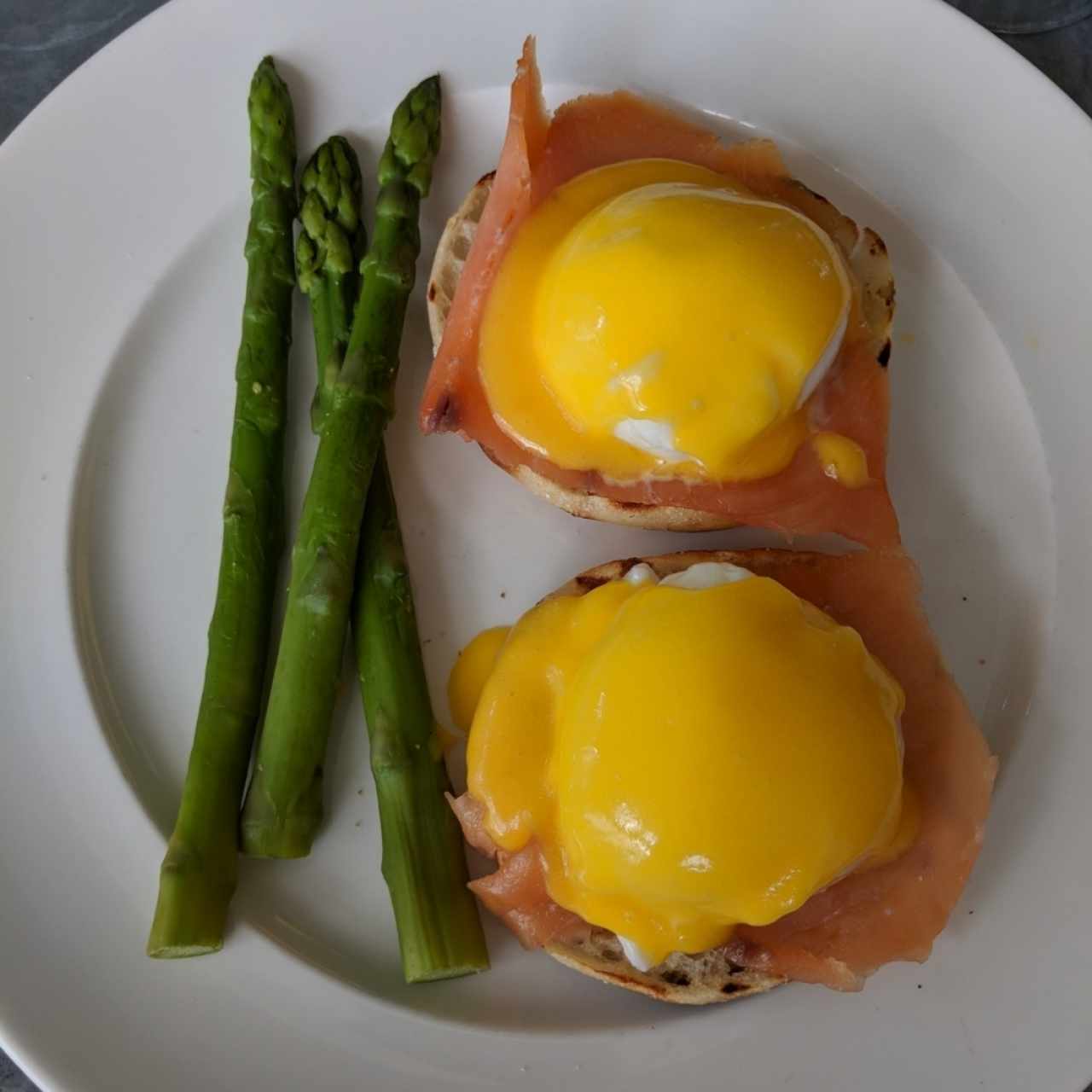 Huevos benedictinos con salmon