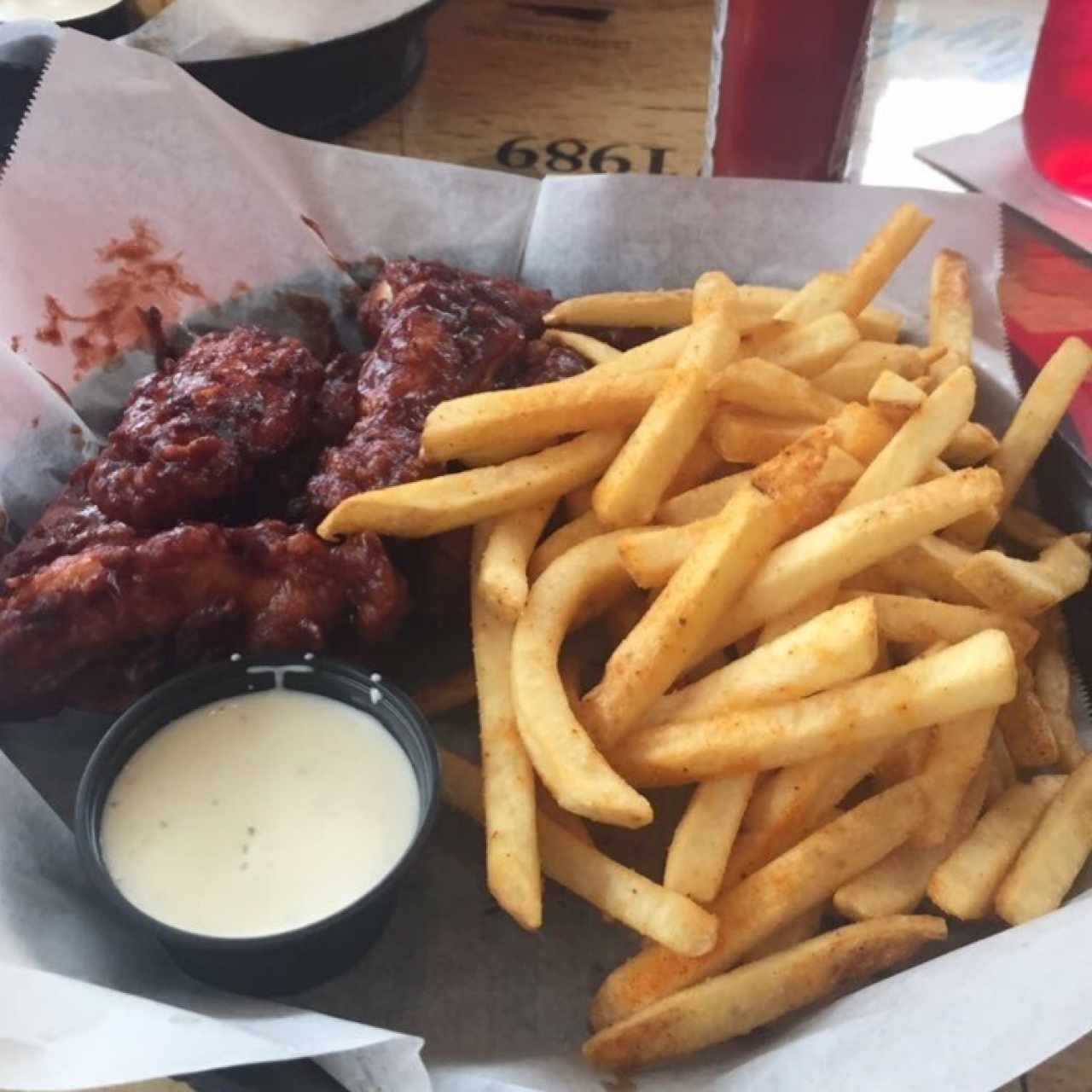 menú ejecutivo de wings con papas original BBQ