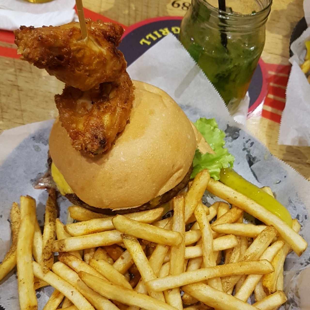 american burger con topping wings