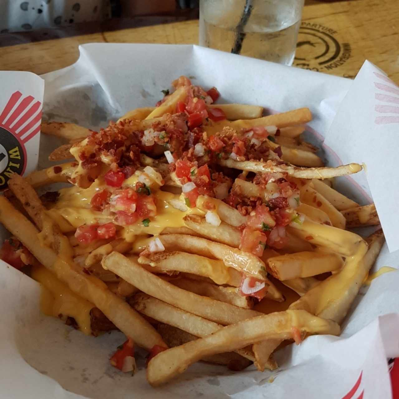 papas fritas con bacon queso y pico de gallo