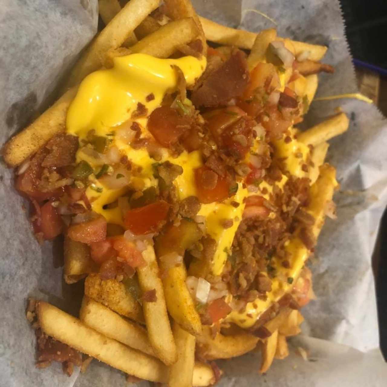 papas fritas con queso, pico de gallo y bacon