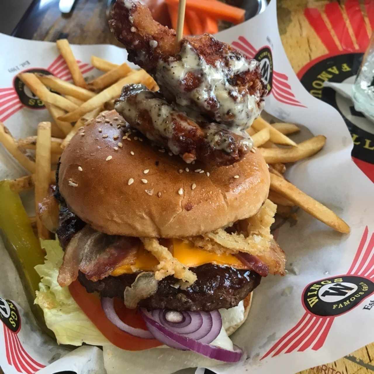 Wild West Burger + alitas de Garlic Parmesan
