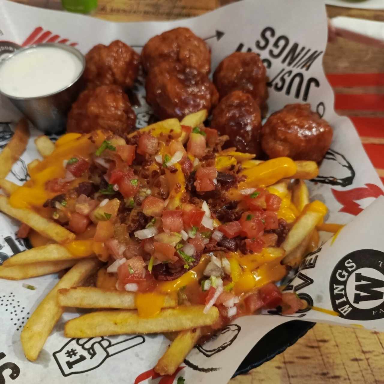 boneless y papas con bacon 