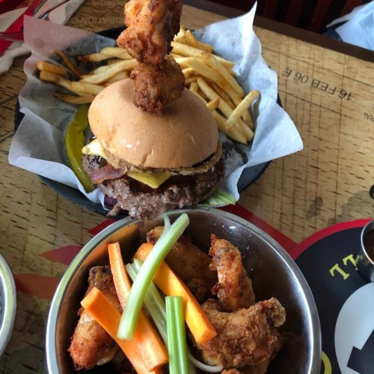 wings y cheesy burger