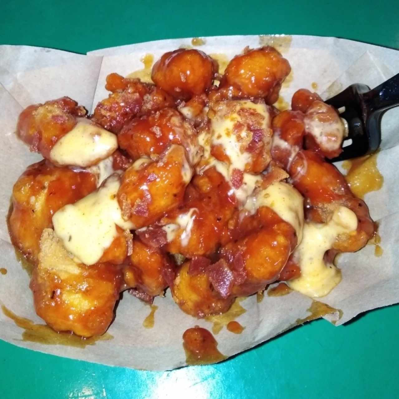 Chicken pops bañados en sus salsas